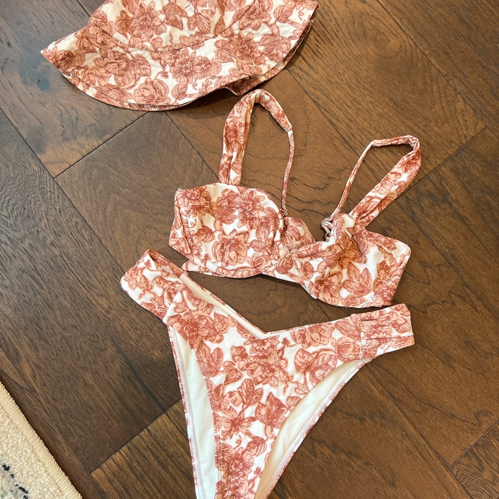 Abercrombie bikini with bucket hat